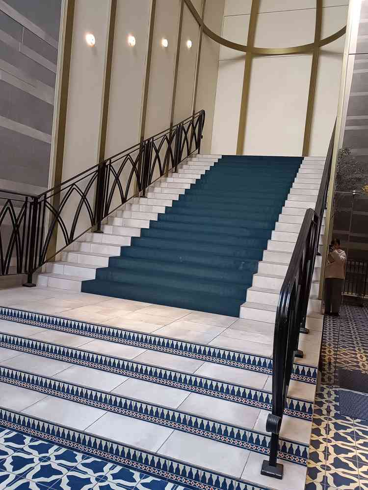 大階段のカーペットはこのときは青緑色