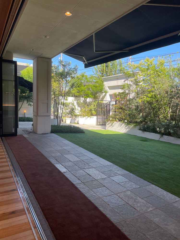 ガーデン。解放感があり、子供達が走り回って遊べそうで良い。