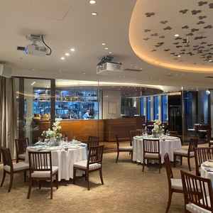 オープンキッチンが披露宴会場にあり、シェフがゲストの食事スピードを見ながら調理ができる。