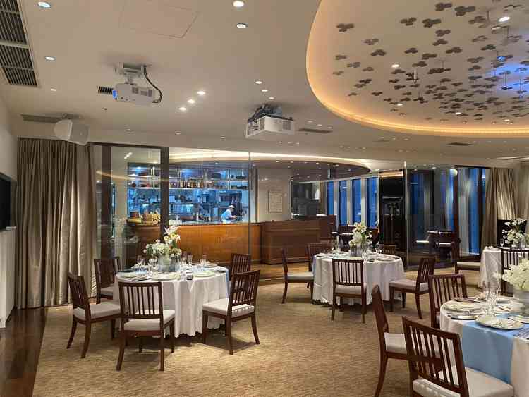 オープンキッチンが披露宴会場にあり、シェフがゲストの食事スピードを見ながら調理ができる。