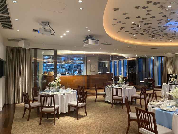 オープンキッチンが披露宴会場にあり、シェフがゲストの食事スピードを見ながら調理ができる。