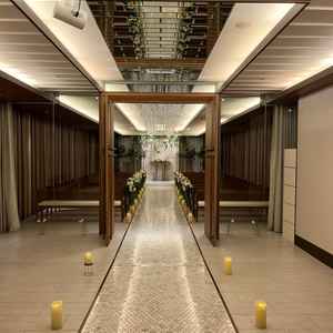 式場ではエレベーター降りてすぐからバージンロードに繋がっていて開放的。