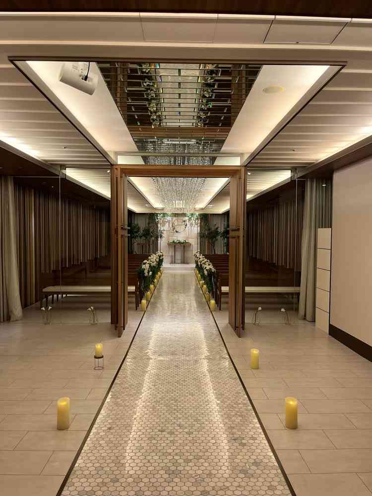 式場ではエレベーター降りてすぐからバージンロードに繋がっていて開放的。