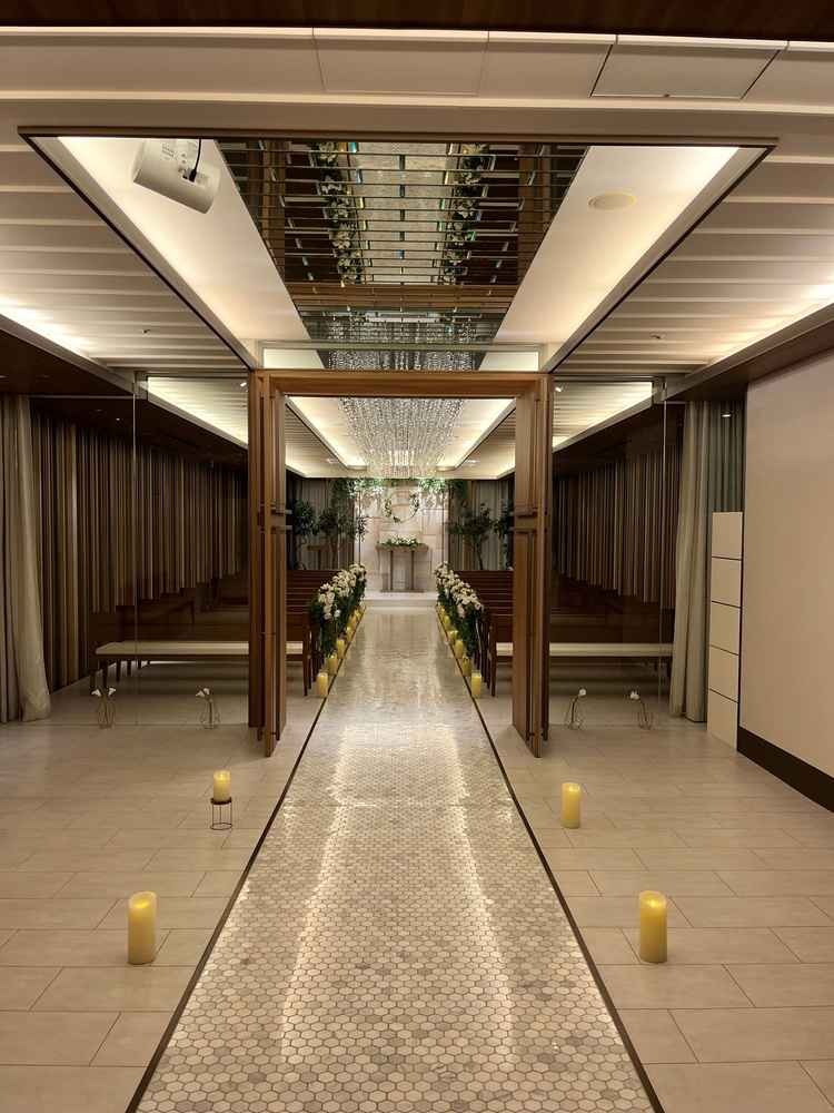 式場ではエレベーター降りてすぐからバージンロードに繋がっていて開放的。