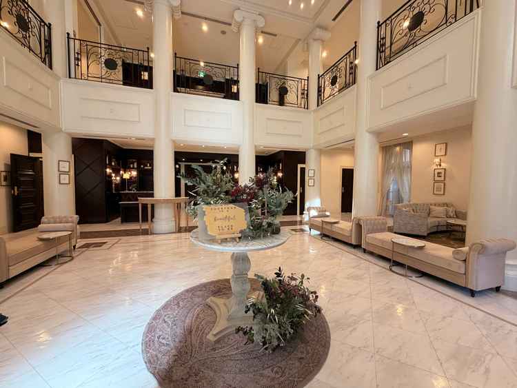 入り口入ってすぐロビー（受付）があります。吹き抜けになっていて、2階も行くことができます。