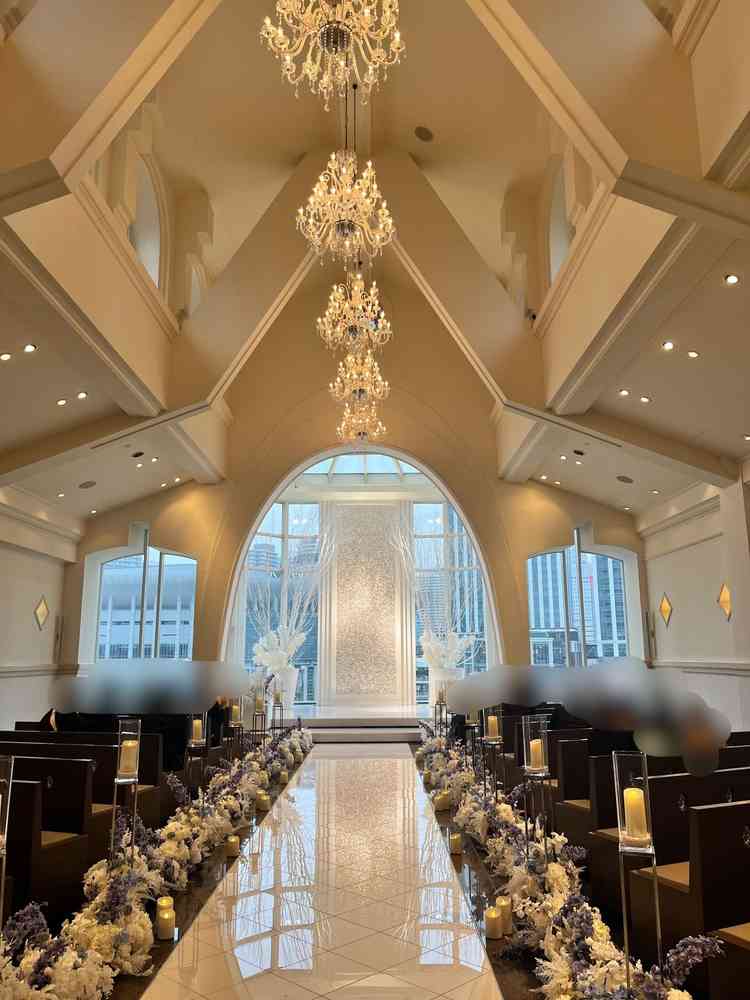 チャペルは自然光が入るように設計されており、天気が良ければとてもきれいだと思います