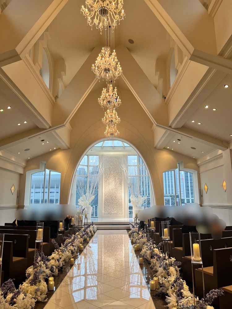 チャペルは自然光が入るように設計されており、天気が良ければとてもきれいだと思います