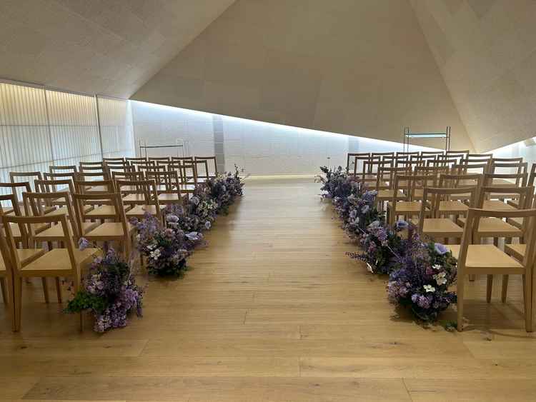 チャペル。写真と違って結構距離が近く感じる作りでした。