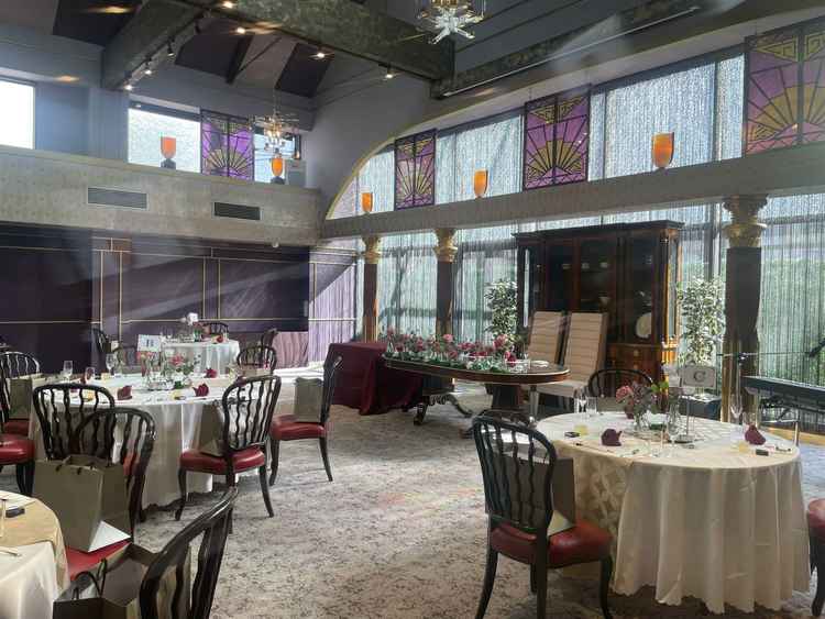 別館の会場。窓が多いので光が沢山入り明るく、雰囲気も素敵でした。