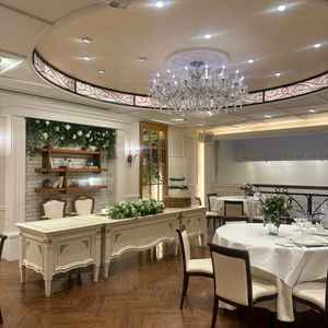 披露宴会場も落ち着いてる感じがあって、花の装飾も素敵です