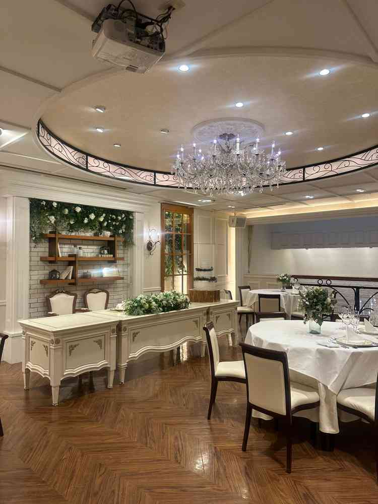 披露宴会場も落ち着いてる感じがあって、花の装飾も素敵です