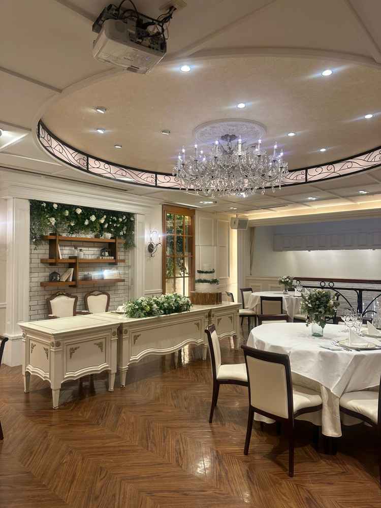 披露宴会場も落ち着いてる感じがあって、花の装飾も素敵です