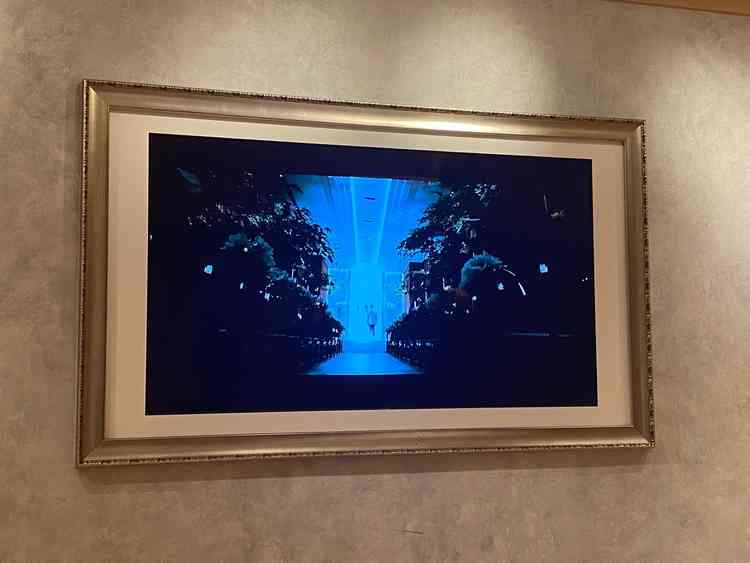 プロジェクターではなく額縁に入ったモニターで、明るい会場のままムービーを流せます。