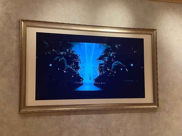 プロジェクターではなく額縁に入ったモニターで、明るい会場のままムービーを流せます。