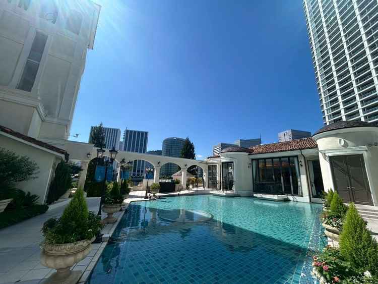 チャペル横の中庭。見学者で一斉に風船を飛ばす体験をしました。実際に体験すると式の時にやりたくなります