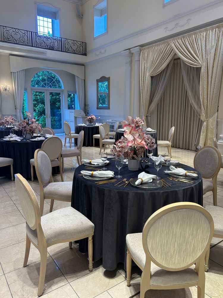 披露宴会場①白を基調とした高級感のある空間です。ゲストが80名くらいまでであれば十分かと思います。