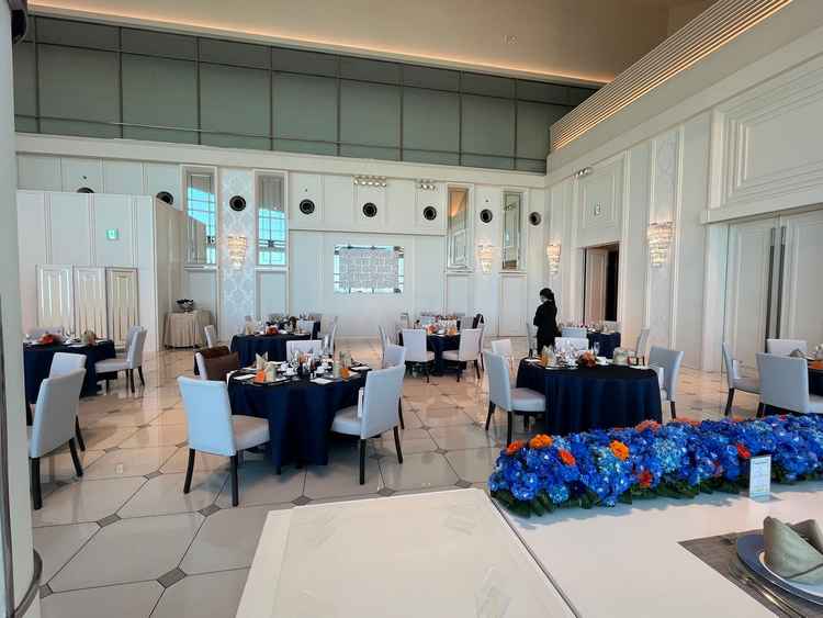 白を基調とした披露宴会場。天井がとても高く開放感がある。