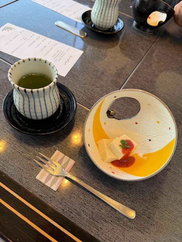 日本料理千羽鶴さんでのお食事。一般客も利用可能で見晴らしも良い。