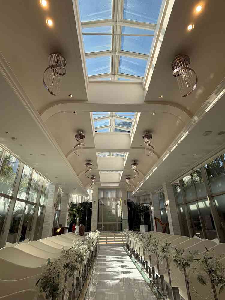 自然光が入る素敵なチャペルでした。