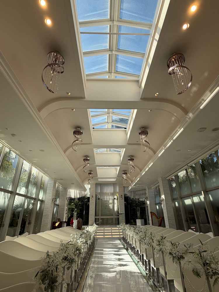 自然光が入る素敵なチャペルでした。