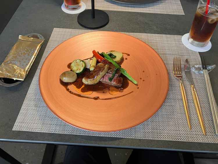 試食の牛フィレとフォアグラのソテー。ソースもとても美味しかった。
