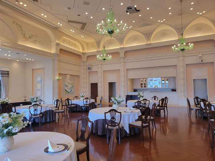 自然な光が入る披露宴会場でした！横は海が見えてめちゃめちゃ綺麗でした。