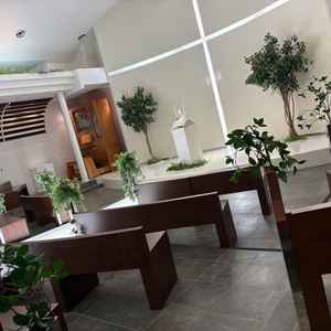 チャペル。4列が珍しく、新郎新婦とゲストの距離が近い点が良い。