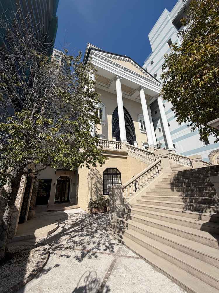 都会の中にある、洋風の素敵な建物でした。