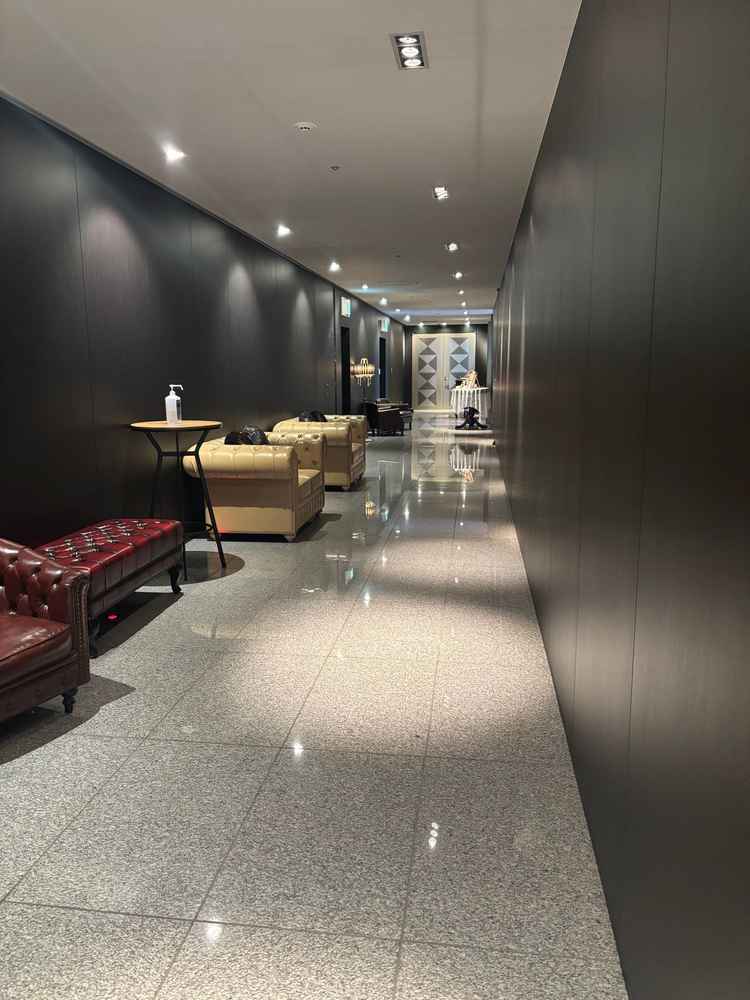 チャペルから披露宴会じゃあまでの廊下。暗め