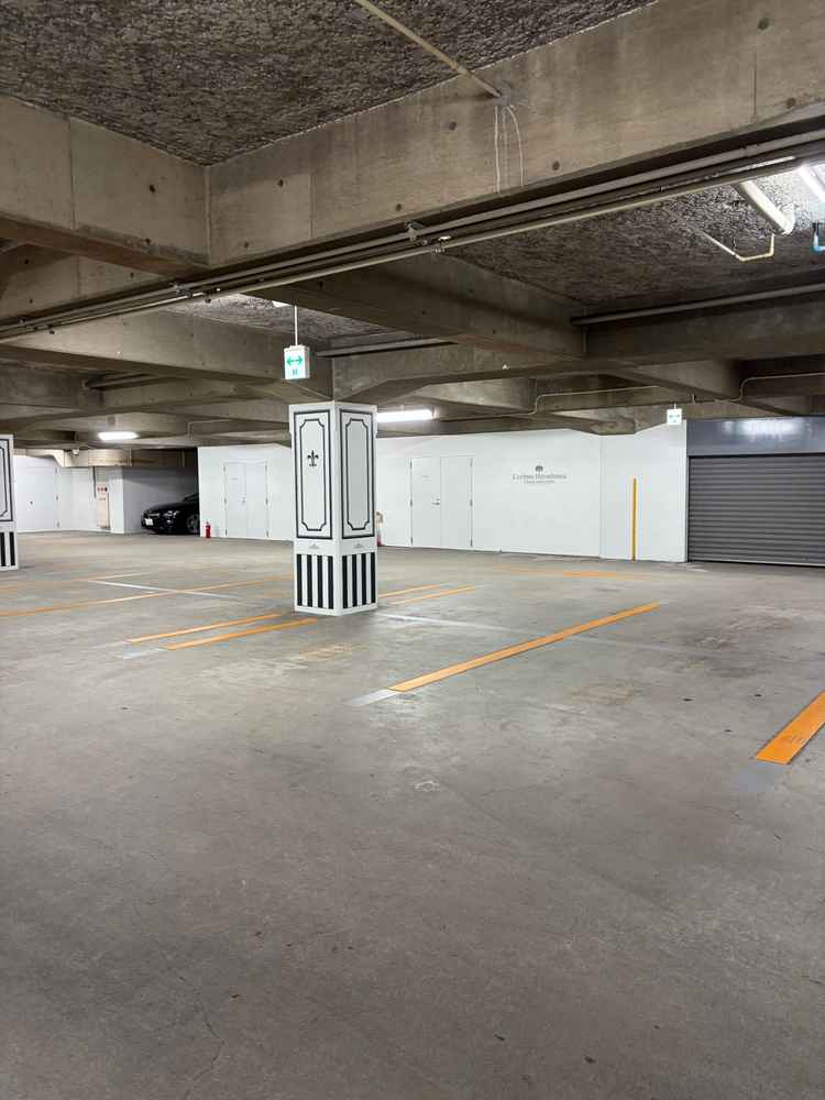 地下駐車場は広く。身障者用の駐車スペースもあった。