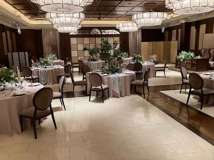 大きい方の披露宴会場。ゆったりと空間を使って配置できそうな広さだった。式に集中できるよう窓はない作り