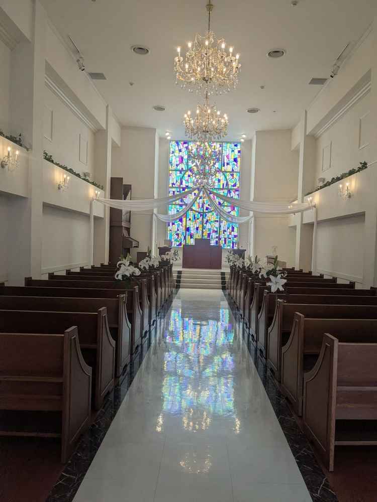 式会場の写真。光が採れるステンドグラスがカラフルで特徴的でした。