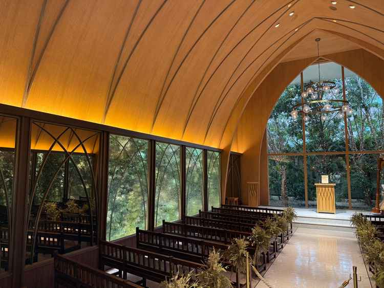 森林に囲まれた都会とは思えない、非日常が味わえるチャペルでした。生演奏も、とても素敵で感動しました。