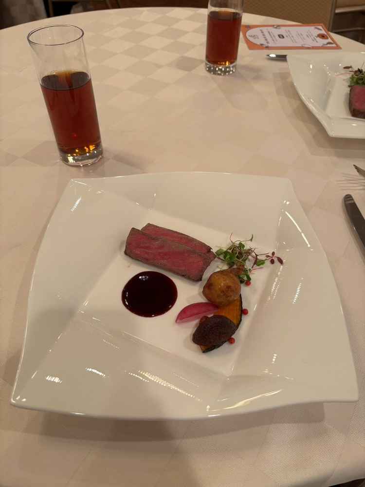 試食でいただいた国産牛ロース肉のロースト季節の野菜添え赤ワインソース。お肉がすごくやわらかい。