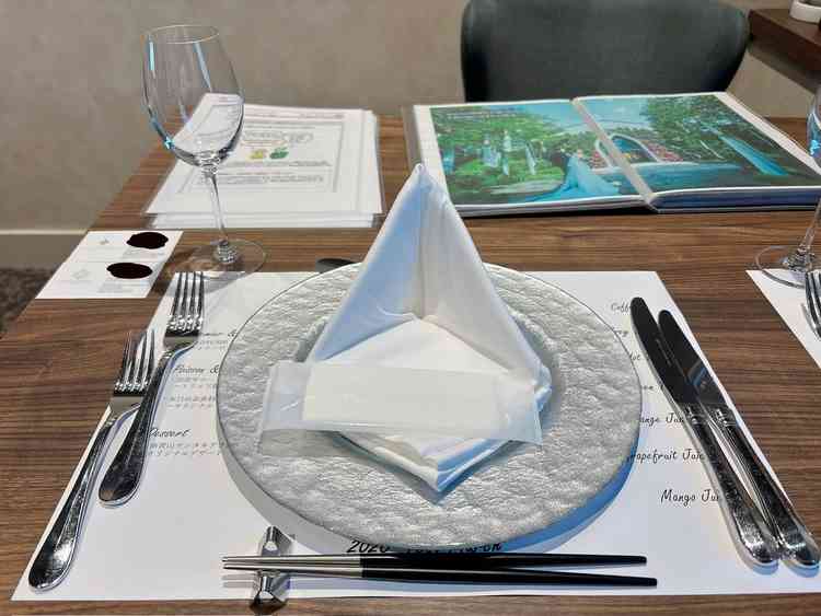 施設見学が終わり、ブライダルサロンに戻ると、試食がセッティングされていました。