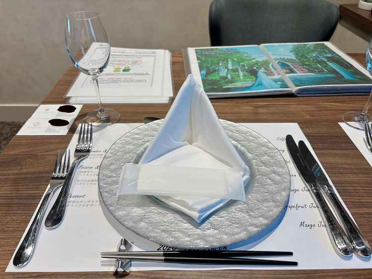 施設見学が終わり、ブライダルサロンに戻ると、試食がセッティングされていました。