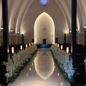 チャペル。白を基調としたチャペルは潔白さを感じられる。天井の高さ、通路広さから、開放感を感じた。