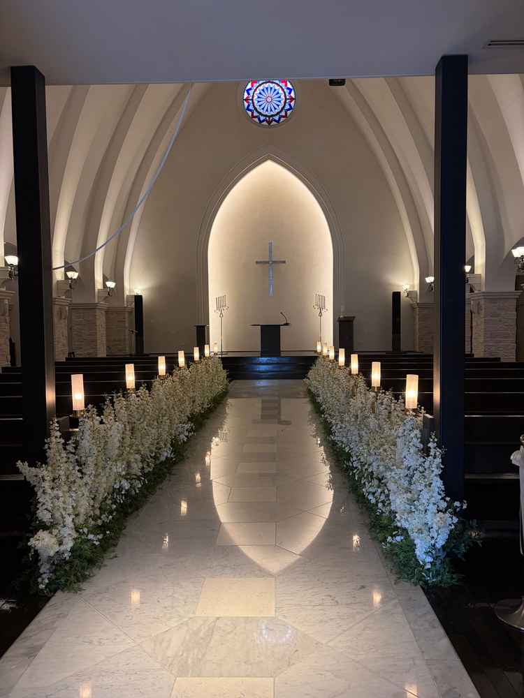 チャペル。白を基調としたチャペルは潔白さを感じられる。天井の高さ、通路広さから、開放感を感じた。