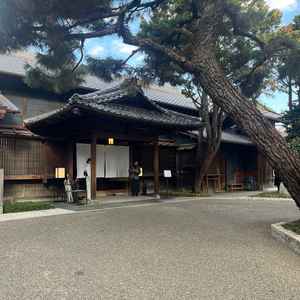 待合室などがある母屋です。