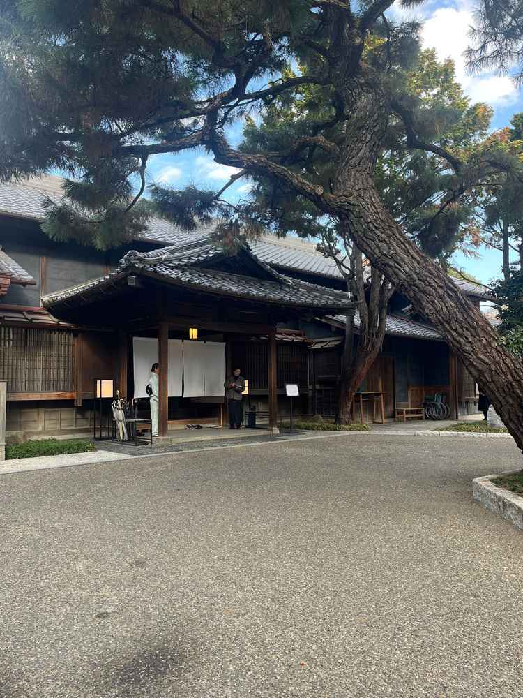 待合室などがある母屋です。