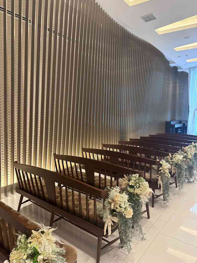 チャペルの写真。椅子の横に花が飾れて雰囲気を変える事ができる。