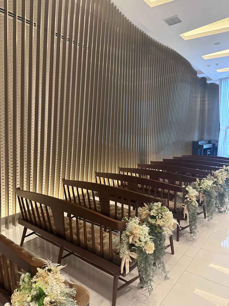 チャペルの写真。椅子の横に花が飾れて雰囲気を変える事ができる。