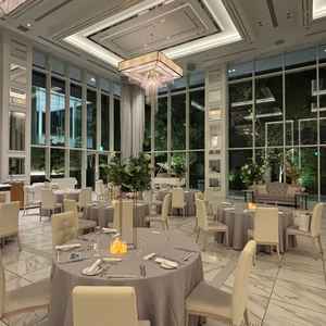 披露宴会場。天井までの高さは7mと披露宴会場ではダントツの高さで開放感がありました。