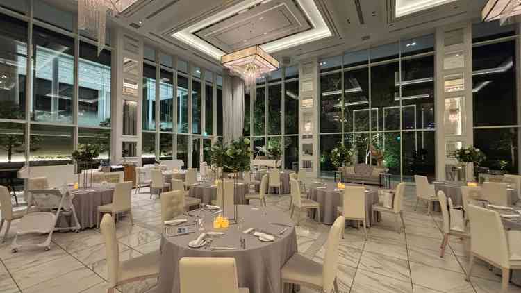 披露宴会場。天井までの高さは7mと披露宴会場ではダントツの高さで開放感がありました。