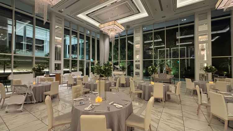 披露宴会場。天井までの高さは7mと披露宴会場ではダントツの高さで開放感がありました。