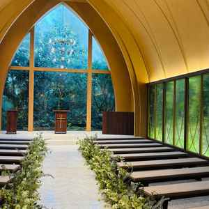 ヴィクトリアハウスの森のチャペル 自然を全身に感じるけど外の世界とは切り離された空間で不思議な感覚