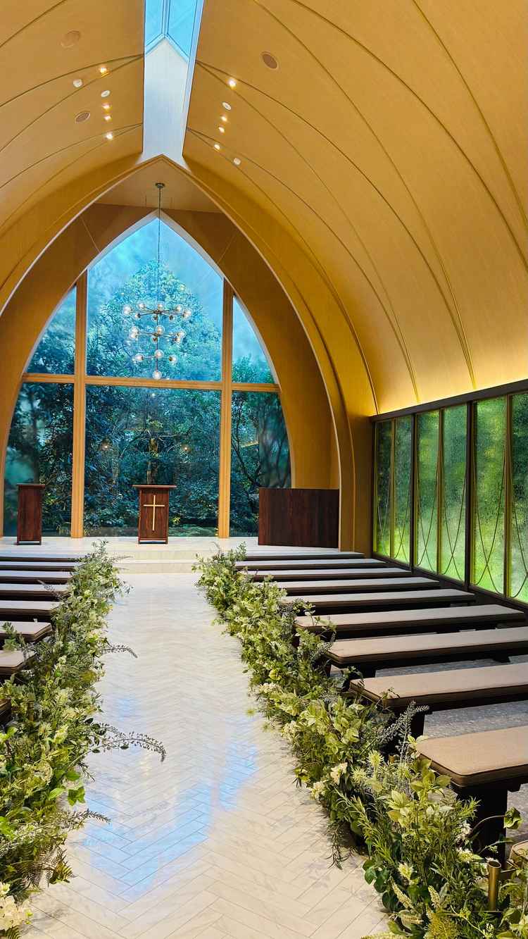 ヴィクトリアハウスの森のチャペル 自然を全身に感じるけど外の世界とは切り離された空間で不思議な感覚