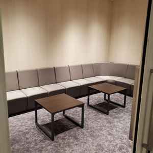 親族の控え室は2階にあります。個室もあり、小さな子がいる家族や高齢の家族も休みやすそうです。