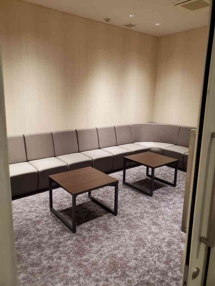 親族の控え室は2階にあります。個室もあり、小さな子がいる家族や高齢の家族も休みやすそうです。