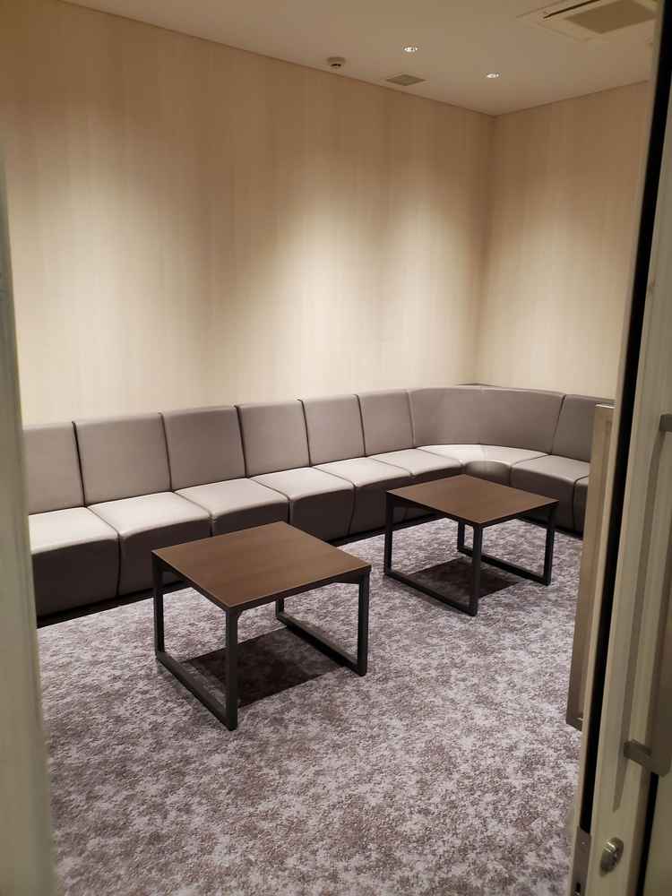 親族の控え室は2階にあります。個室もあり、小さな子がいる家族や高齢の家族も休みやすそうです。